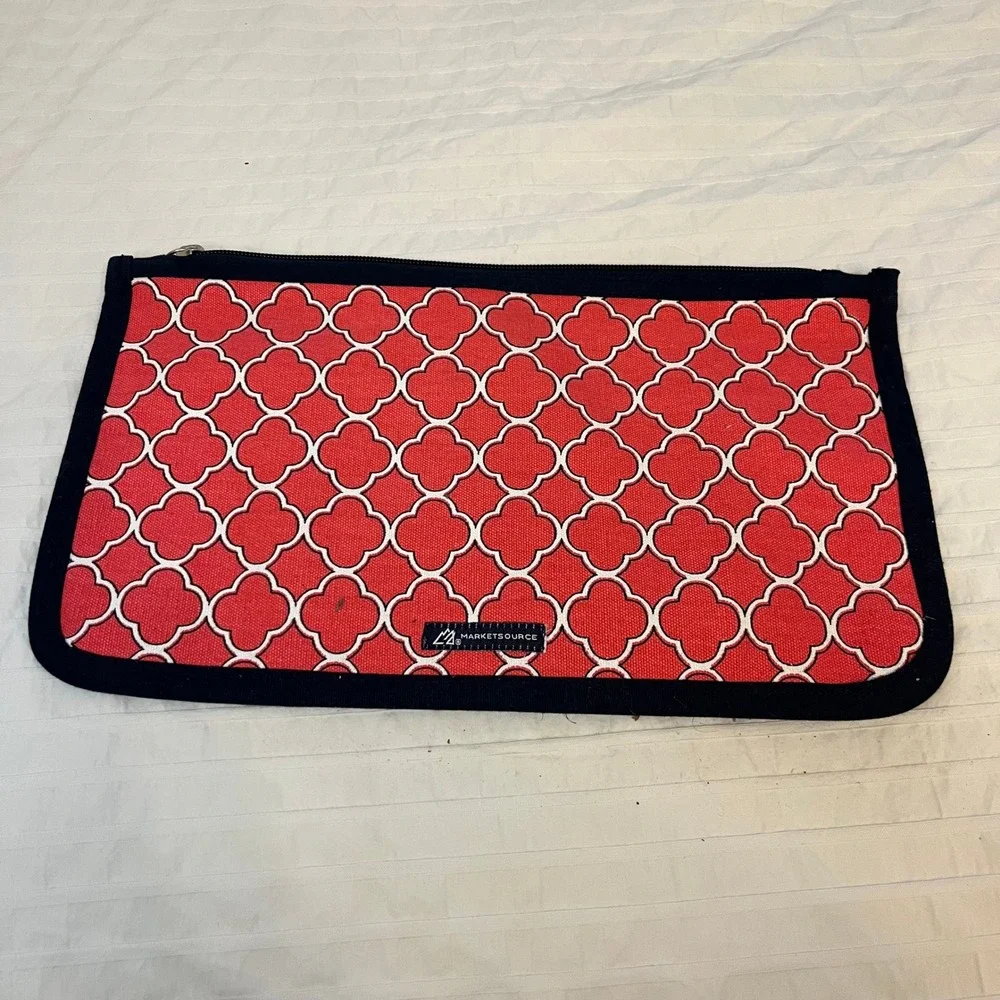 Ame & Lulu Red Quatrefoil Zipper Pouch Wristlet‎ Travel Cosmetic Bag